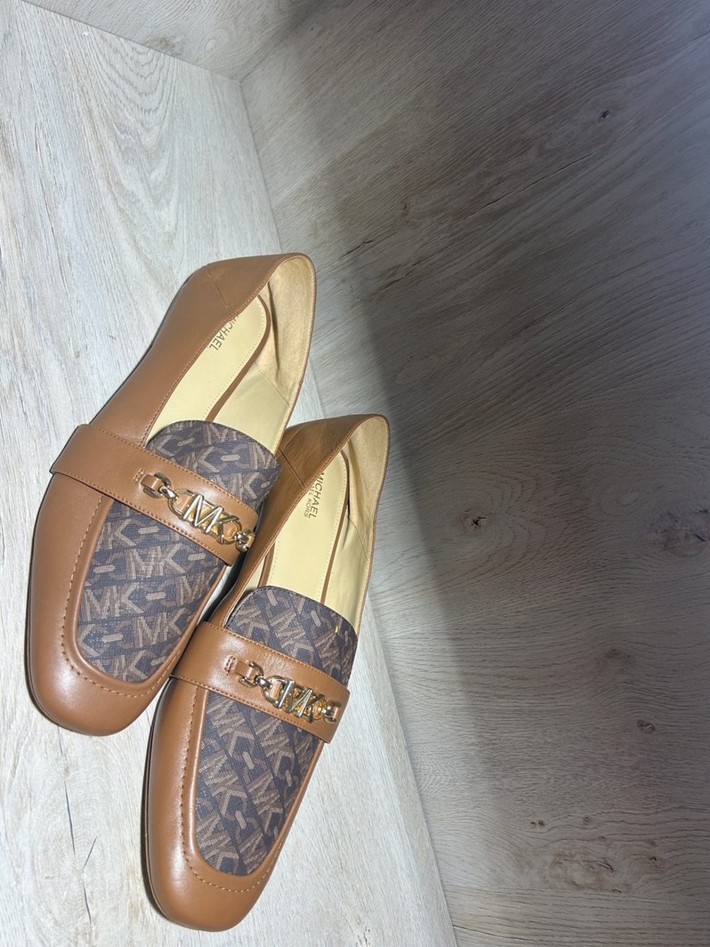 Elegant Michael Kors MK loafers in a beautiful tan & brown monogram design 🤎